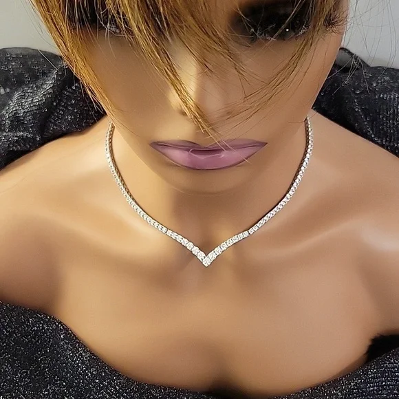 Elegant Silver Necklace - Picture 1 of 14